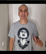 Carnavalero 1 con camiseta ilustrada de JR Adornax