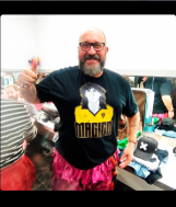 Carnavalero 2 con camiseta ilustrada de JR Adornax