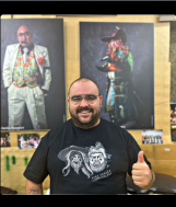 Carnavalero 5 con camiseta ilustrada de JR Adornax